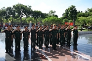 Defense leader visits President Ho Chi Minh Mausoleum Command